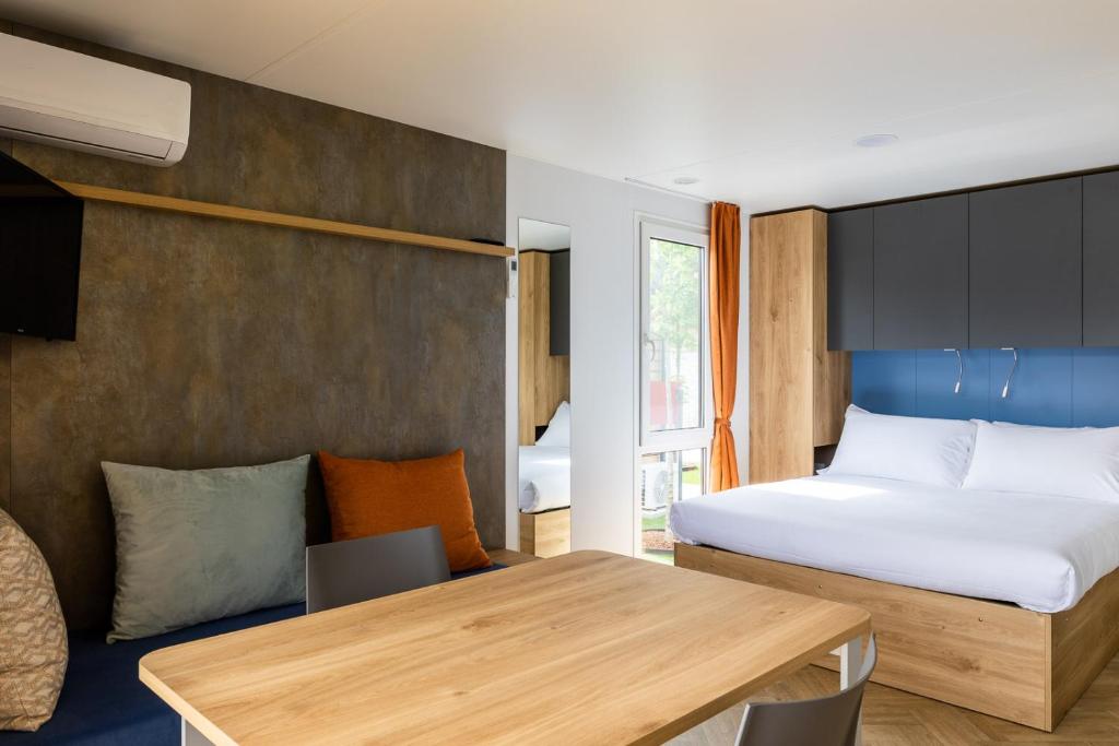 - une chambre avec un lit, une table et un lit dans l'établissement Lago Maggiore Bay, à Baveno 122 autres photos