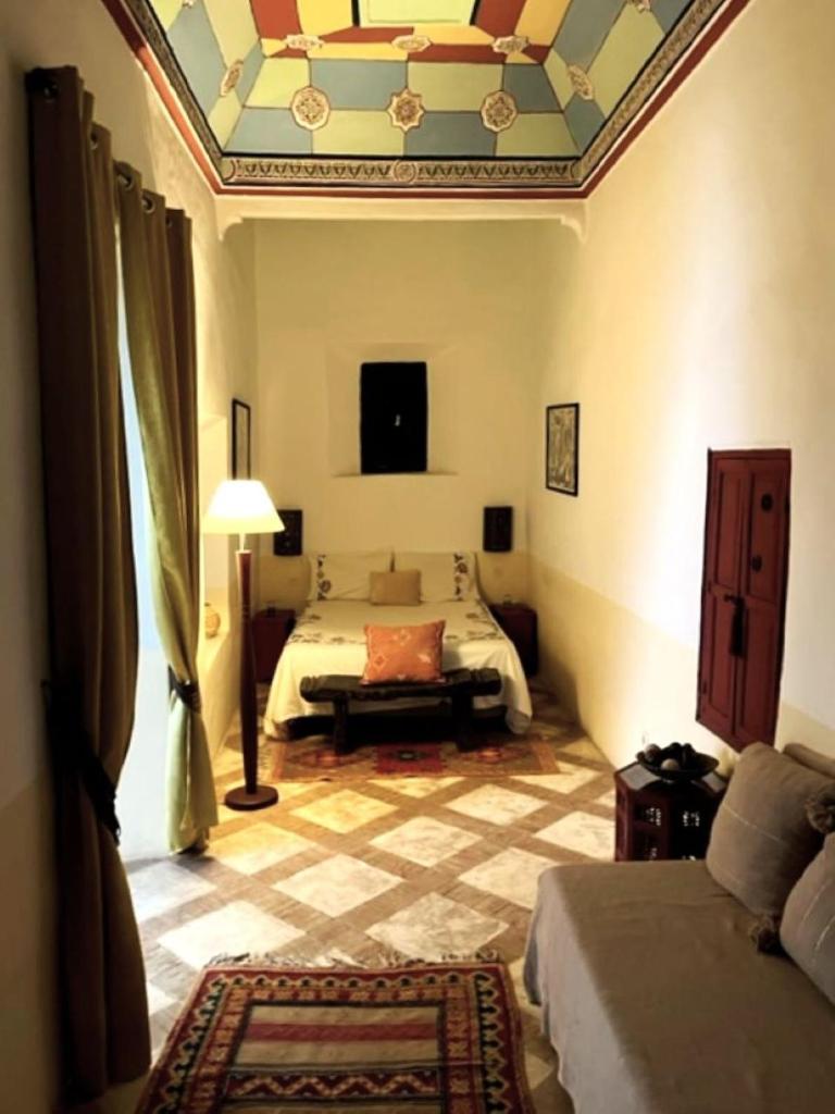 une chambre avec un lit et un plafond dans l'établissement Riad SASHA, à Marrakech 37 autres photos