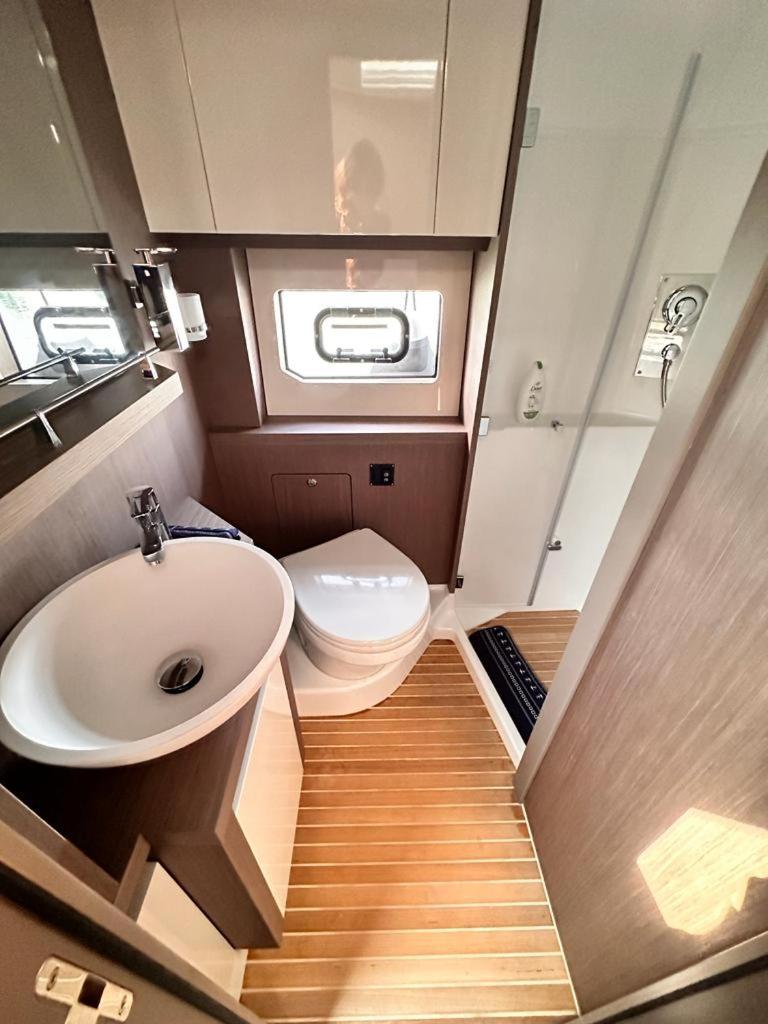 une petite salle de bain avec toilettes et lavabo dans l'établissement Puissance, Elegance et Style, Yacht à Deauville, à Deauville 28 autres photos