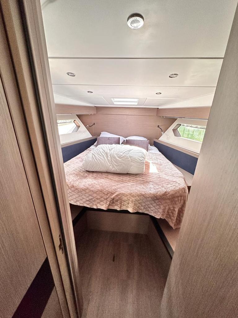 - un petit lit au milieu d'une petite chambre dans l'établissement Puissance, Elegance et Style, Yacht à Deauville, à Deauville