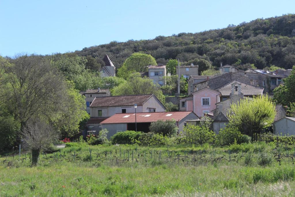 un village sur le flanc d'une colline dans l'établissement La bulle étoile, à Allegre Les Fumades