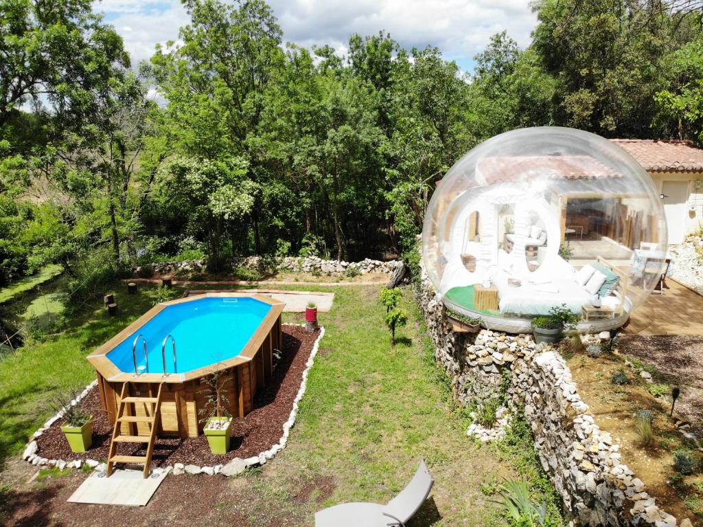 une maison igloo avec une piscine et une cour dans l'établissement La bulle étoile, à Allegre Les Fumades