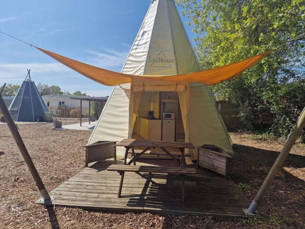 Photo de la galerie de l'établissement Tipi Les P'tites Maisons dans la Prairie, à Sallertaine