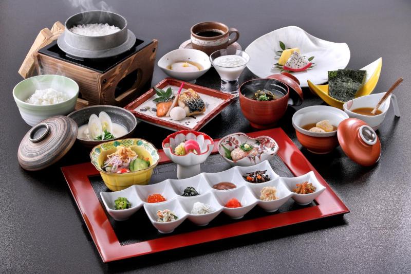 - une table avec des plats dans l'établissement Ryokusuitei, à Kamogawa