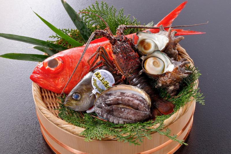 un panier rempli de différents types de fruits de mer dans l'établissement Ryokusuitei, à Kamogawa