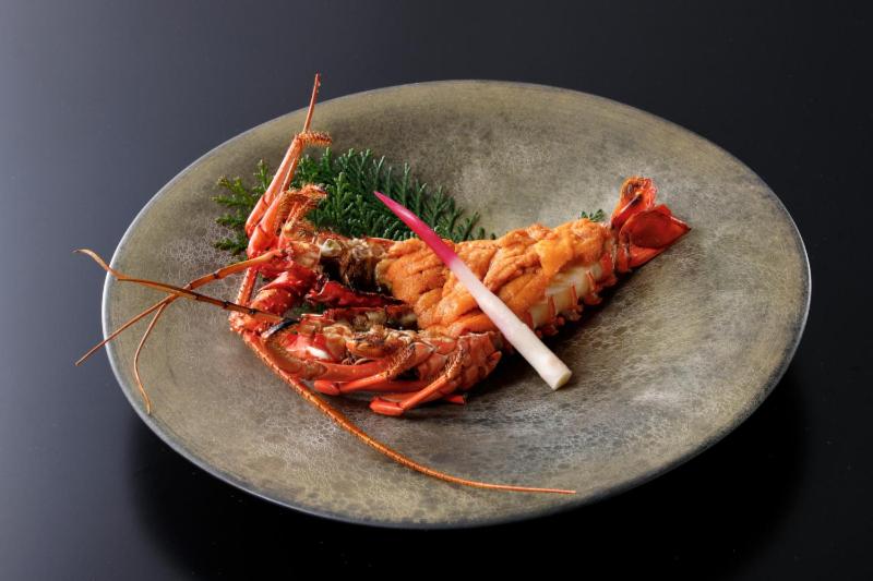 une assiette de nourriture avec du homard sur une table dans l'établissement Ryokusuitei, à Kamogawa