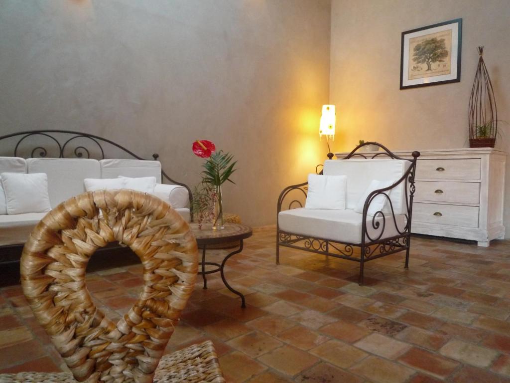 - un salon avec un canapé, une chaise et une table dans l'établissement Gîte La Grange de Cournon, à Argelliers