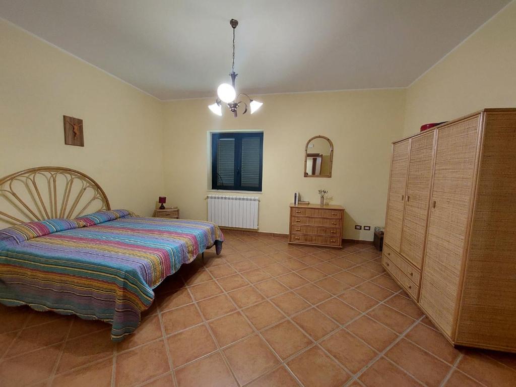 une chambre avec un lit, une commode et un miroir dans l'établissement Tenuta Armida Relax & Pool, à Liberi 52 autres photos