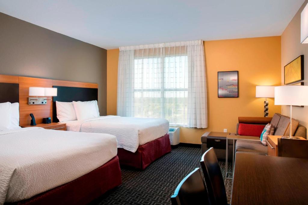TownePlace Suites Orlando at FLAMINGO CROSSINGS® Town Center/Western Entrance Image