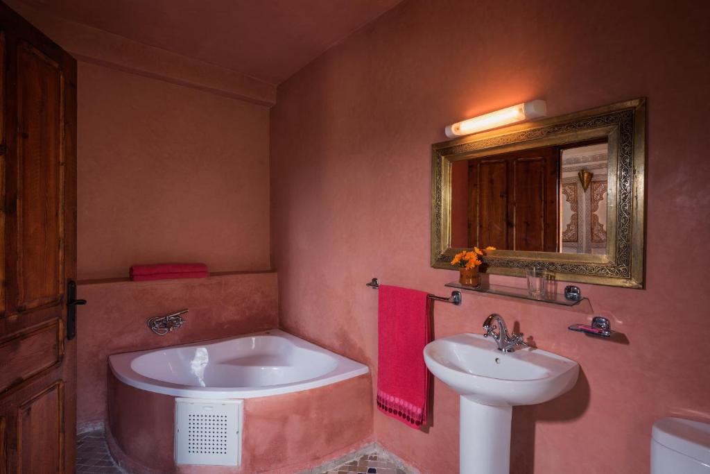 La salle de bains est pourvue d'un lavabo et d'une baignoire à côté d'un lavabo. dans l'établissement Riad Oussagou, à Imlil