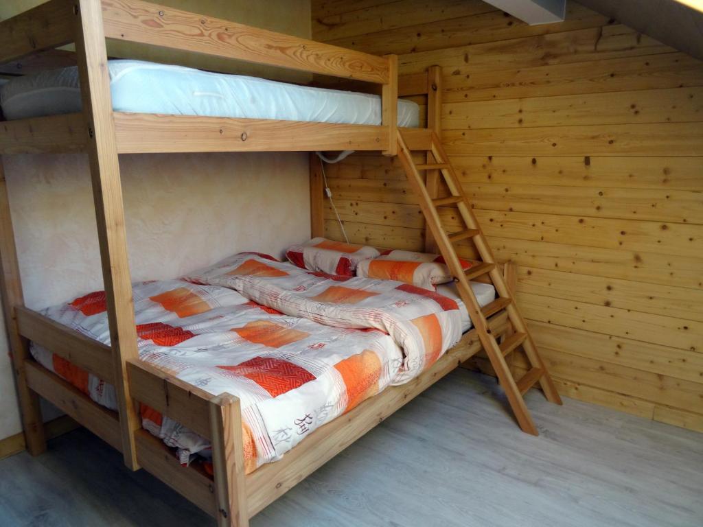 - une chambre avec 2 lits superposés dans une cabine dans l'établissement Gîte du cheval blanc, à Arçon