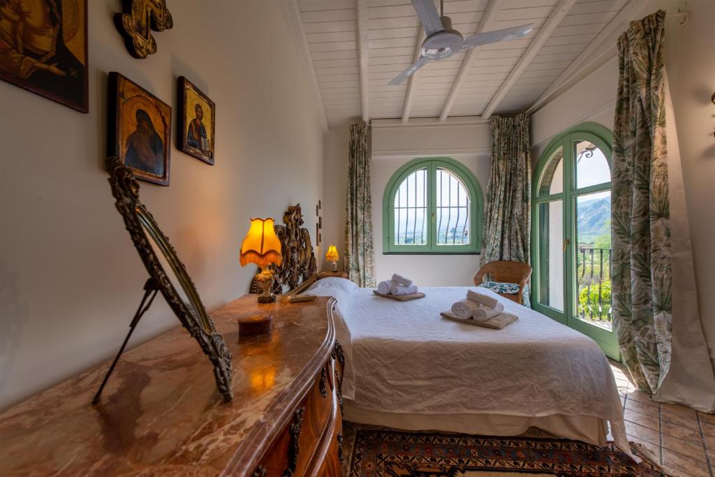 une chambre avec un lit et une grande fenêtre dans l'établissement Villa with pool & jacuzzi, à Taormine 116 autres photos
