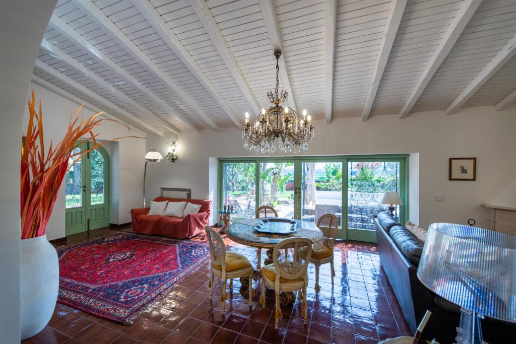 un salon avec une table et un canapé dans l'établissement Villa with pool & jacuzzi, à Taormine