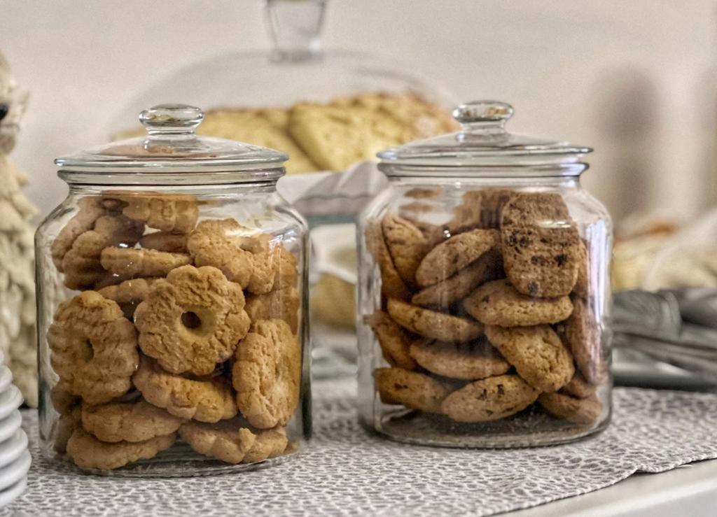 deux bocaux en verre remplis de différents types de biscuits dans l'établissement Hotel Trifoglio, à Lido di Jesolo