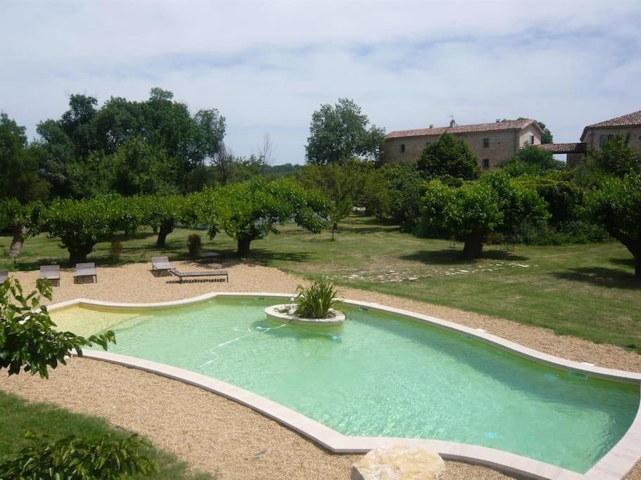 - une piscine dans une cour arborée et un bâtiment dans l'établissement Gite de charme 80 m², piscine, proche d'Uzès., à Vézénobres