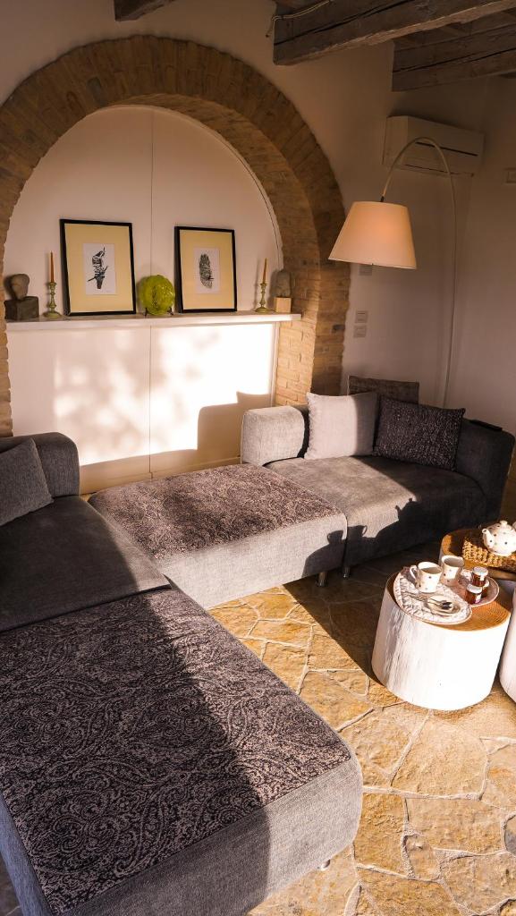 un salon avec un canapé et une table dans l'établissement Casa Bartoccio - Casa vacanze, à Fermignano 20 autres photos
