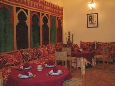 - un salon avec un canapé et des tables avec des chapeaux dans l'établissement Ryad Bahia, à Meknès