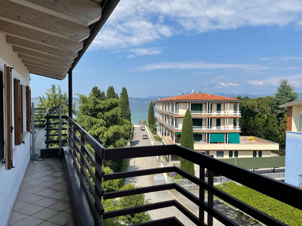un balcon avec vue sur un immeuble dans l'établissement Residence Alexandra Stay, à Sirmione