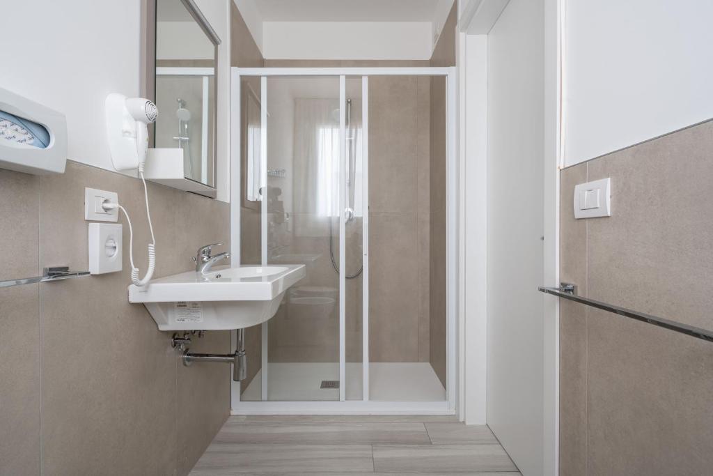 une salle de bains avec douche, lavabo et miroir dans l'établissement Hotel Boston 3 Stelle Superior Frontemare, à Lido di Jesolo 53 autres photos