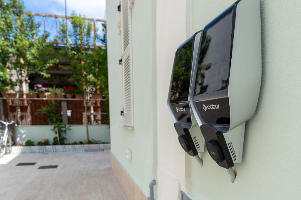 - une télévision sur le côté d'un mur avec une fenêtre dans l'établissement Villa Gina Case Vacanze, à Roseto degli Abruzzi
