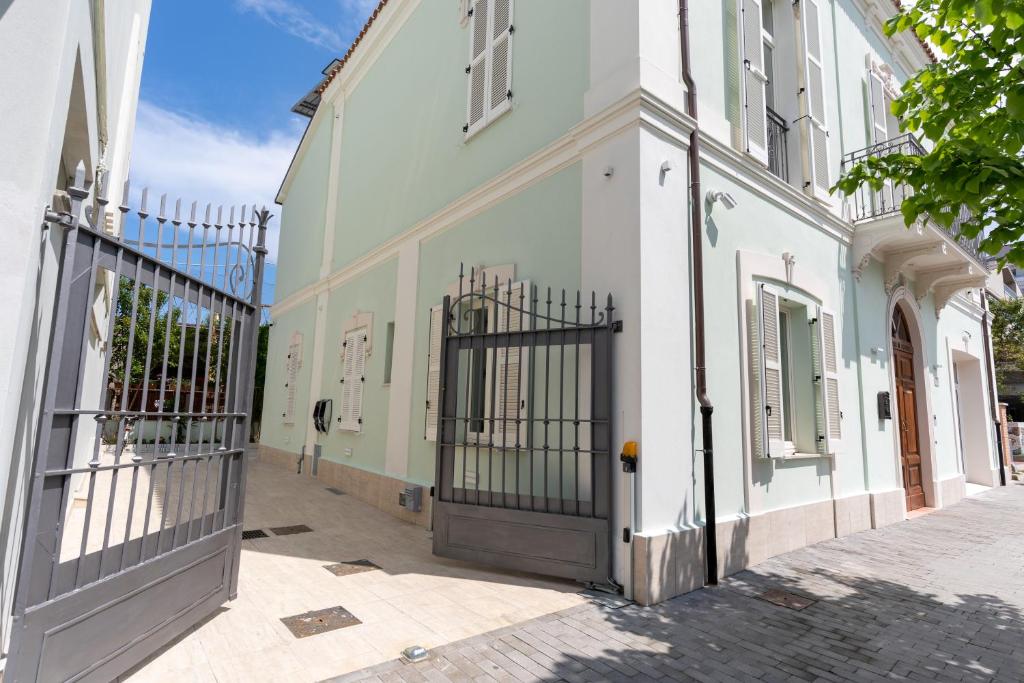 un bâtiment avec une porte dans une rue dans l'établissement Villa Gina Case Vacanze, à Roseto degli Abruzzi