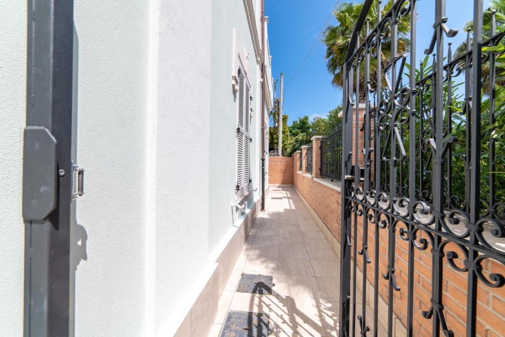 un balcon avec une clôture en fer et un trottoir dans l'établissement Villa Gina Case Vacanze, à Roseto degli Abruzzi