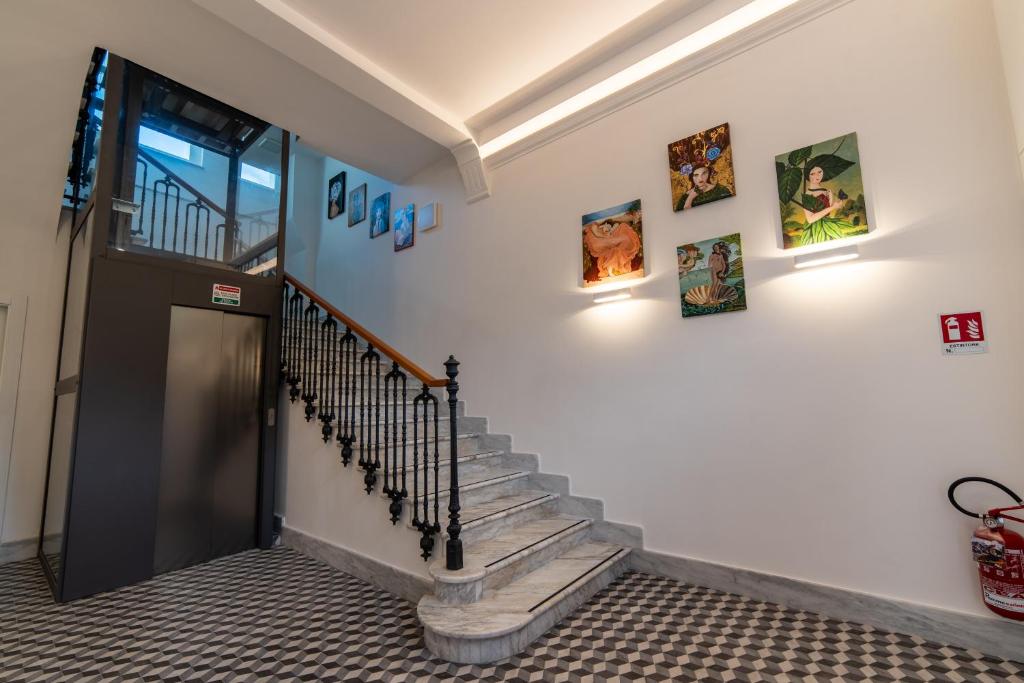 un escalier dans une maison avec une porte et des tableaux sur le mur dans l'établissement Villa Gina Case Vacanze, à Roseto degli Abruzzi 76 autres photos