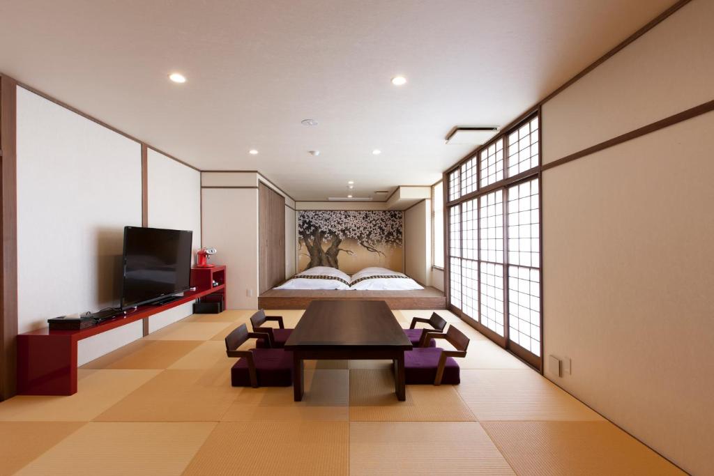 une chambre avec un lit, une table et des chaises dans l'établissement Iwaiyado Jyuan Nikko Kawaji onsen, à Nikkō 37 autres photos