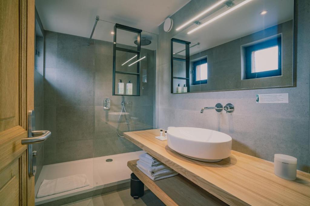 une salle de bain avec un lavabo et une douche dans l'établissement Terra-Beka Lodge, à La Chapelle-dʼAbondance 37 autres photos