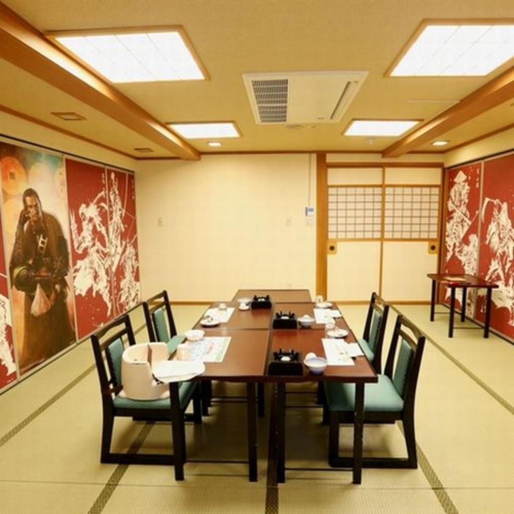 une salle de conférence avec une longue table et des chaises dans l'établissement Nakamatsuya Ryokan, à Ueda 37 autres photos