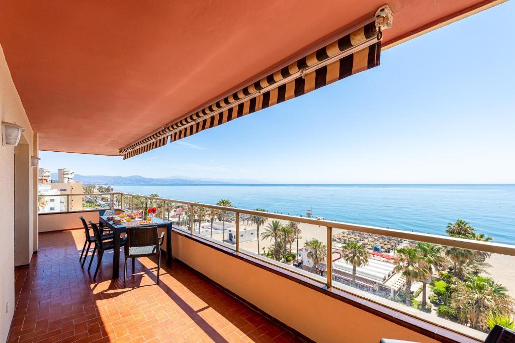 797 HOLIDAY RENTALS - Piso con espectaculares vistas en primera linea de playa 7