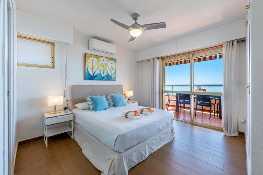 797 HOLIDAY RENTALS - Piso con espectaculares vistas en primera linea de playa 2