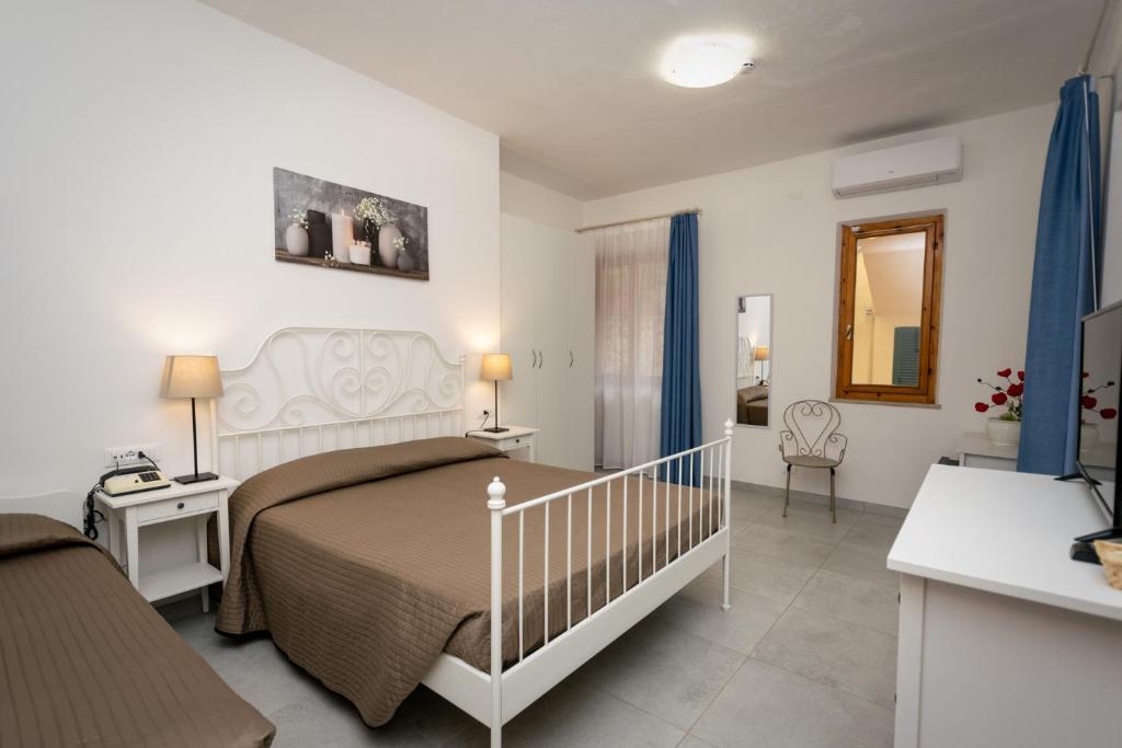 une chambre d'hôtel avec un lit et une salle de bain dans l'établissement Hotel Anna, à Fetovaia