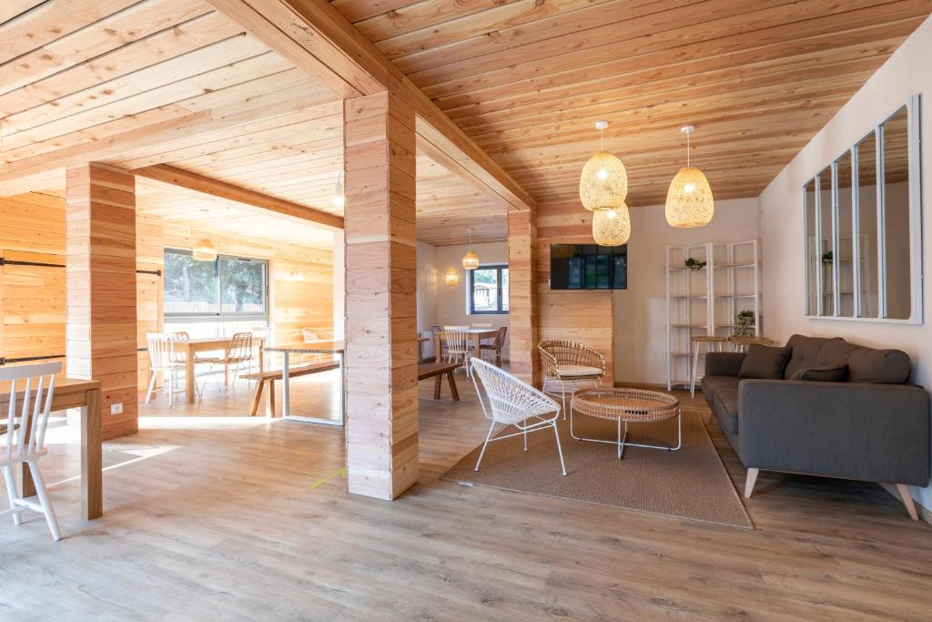 un salon avec un canapé et une table dans l'établissement Huttopia Forêt de Janas, à La Seyne-sur-Mer
