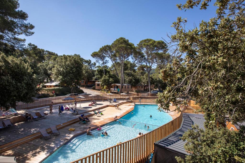 - une piscine dans un complexe avec des personnes dans l'établissement Huttopia Forêt de Janas, à La Seyne-sur-Mer