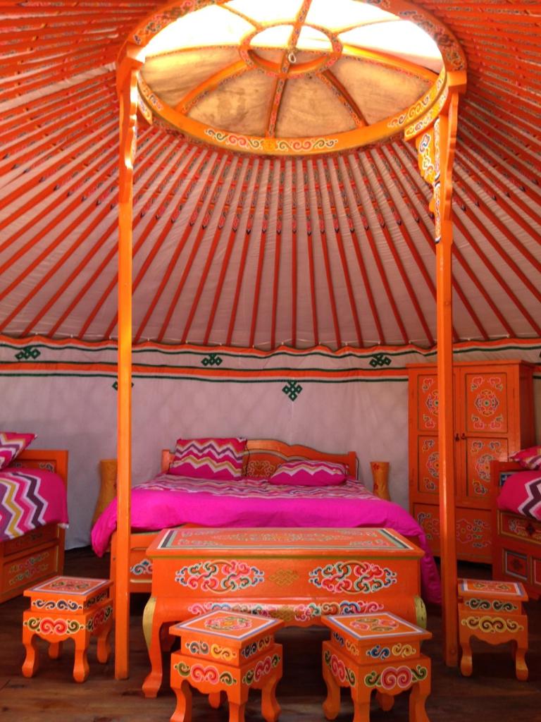 une chambre avec un lit dans une yourte dans l'établissement Camping Domaine de Mepillat, à Saint-Nizier-le-Bouchoux