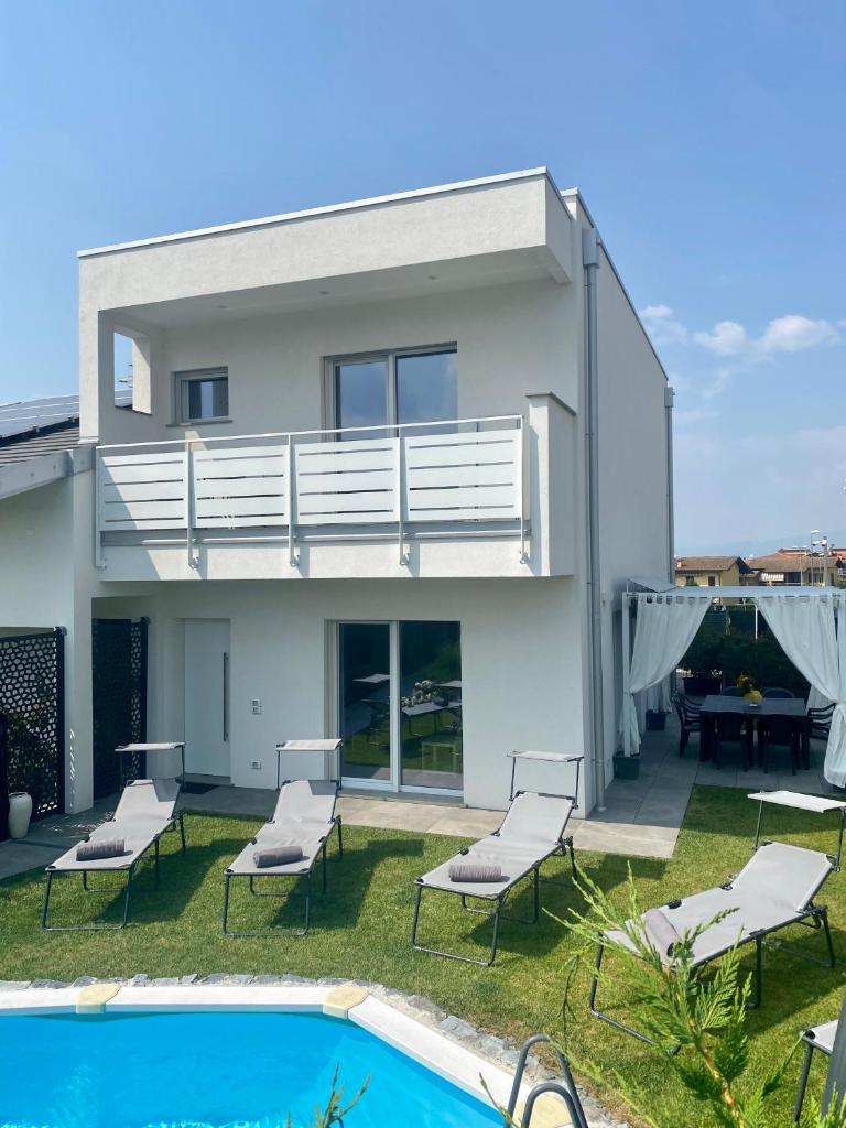 une villa avec piscine et une maison dans l'établissement Villa Carlotta, à Salionze