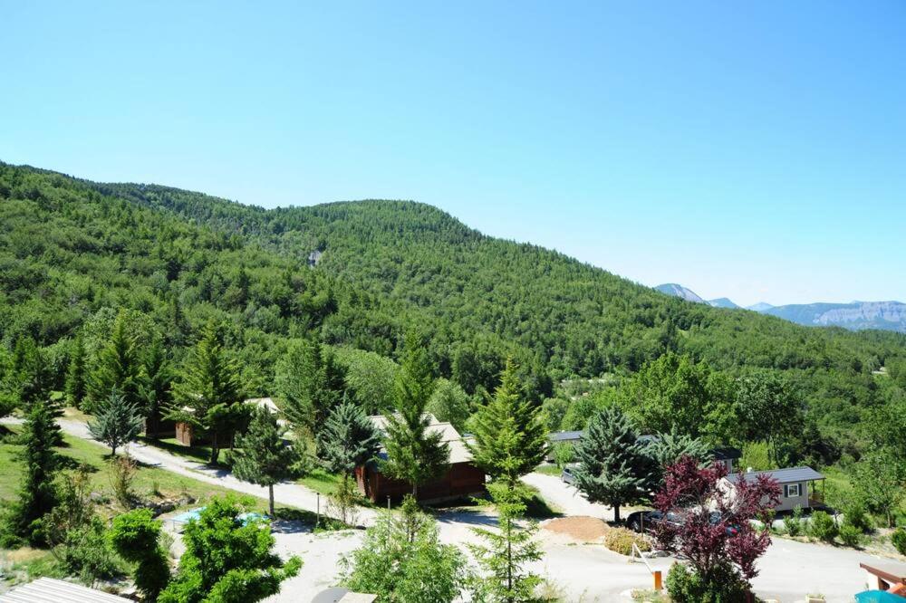 - une vue sur la montagne avec ses arbres et ses maisons dans l'établissement La Palatriere, à Le Sauze-du-lac