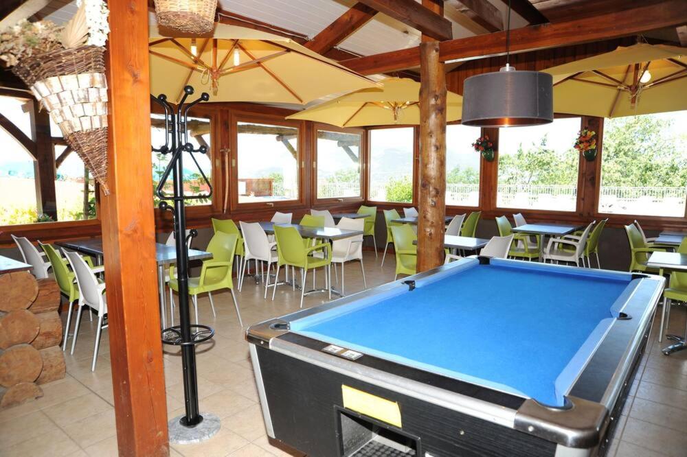 - un billard dans une salle avec des tables et des chaises dans l'établissement La Palatriere, à Le Sauze-du-lac 13 autres photos