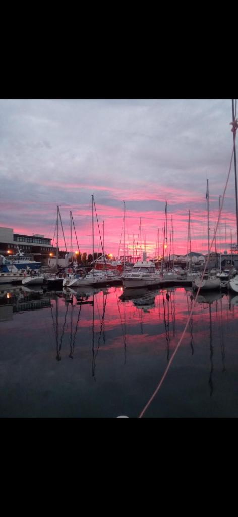 un port de plaisance avec des bateaux dans l'eau au coucher du soleil dans l'établissement Miraflores, à Boulogne-sur-Mer