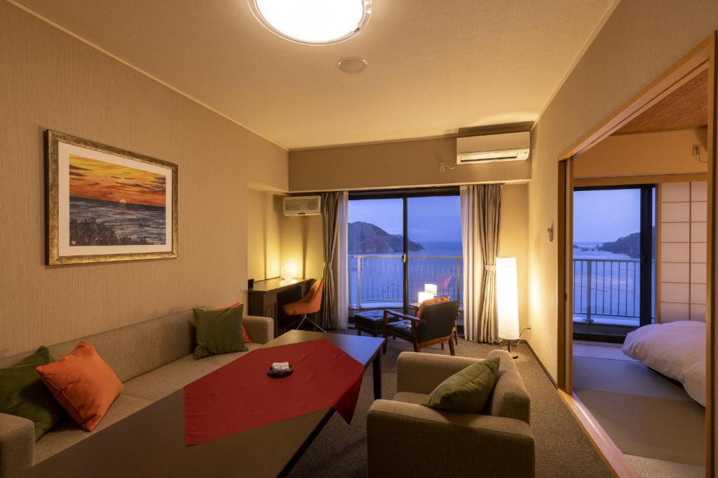 un salon avec un canapé et une table dans l'établissement Ofunato Onsen, à Ōfunato