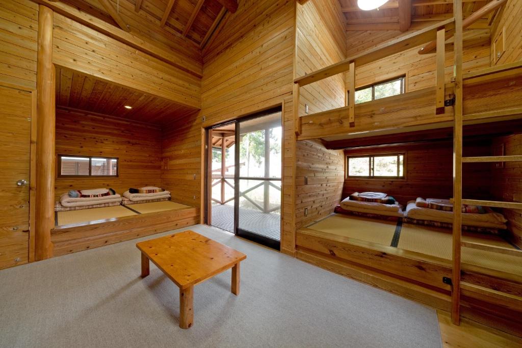 Ce chalet en rondins comprend des lits superposés. dans l'établissement Hiyoshi Forest Resort Yamanoie, à Nantan city