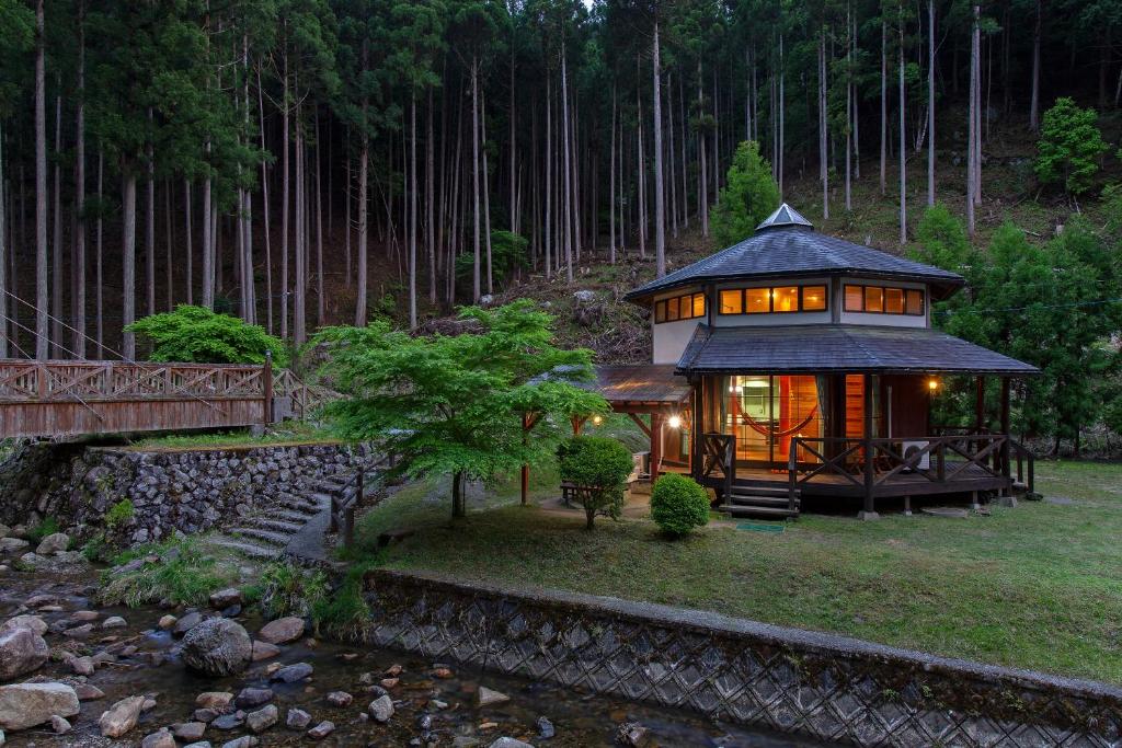 une petite maison au milieu d'une forêt dans l'établissement Hiyoshi Forest Resort Yamanoie, à Nantan city