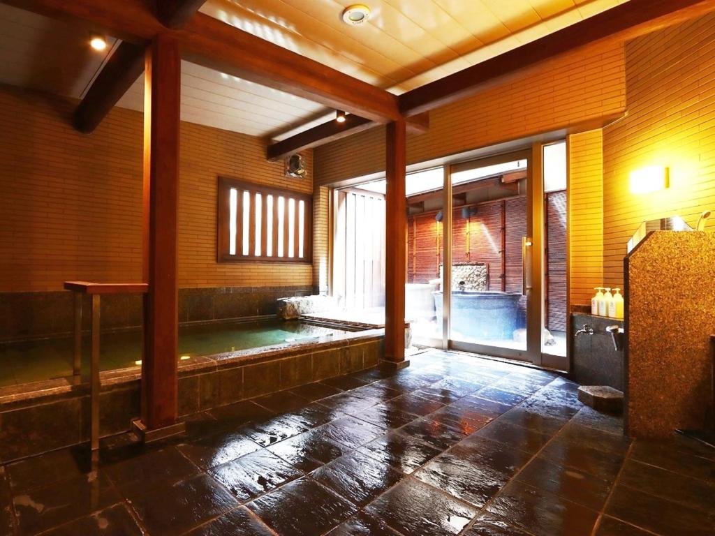 une chambre avec baignoire au milieu d'un bâtiment dans l'établissement Ryokan Tanabe 旅館 田邊, à Takayama 37 autres photos