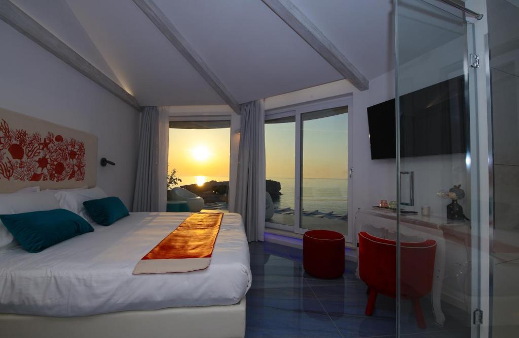 une chambre avec un lit et une vue sur l'océan dans l'établissement Oldwell Hotel, à Santa Domenica 93 autres photos