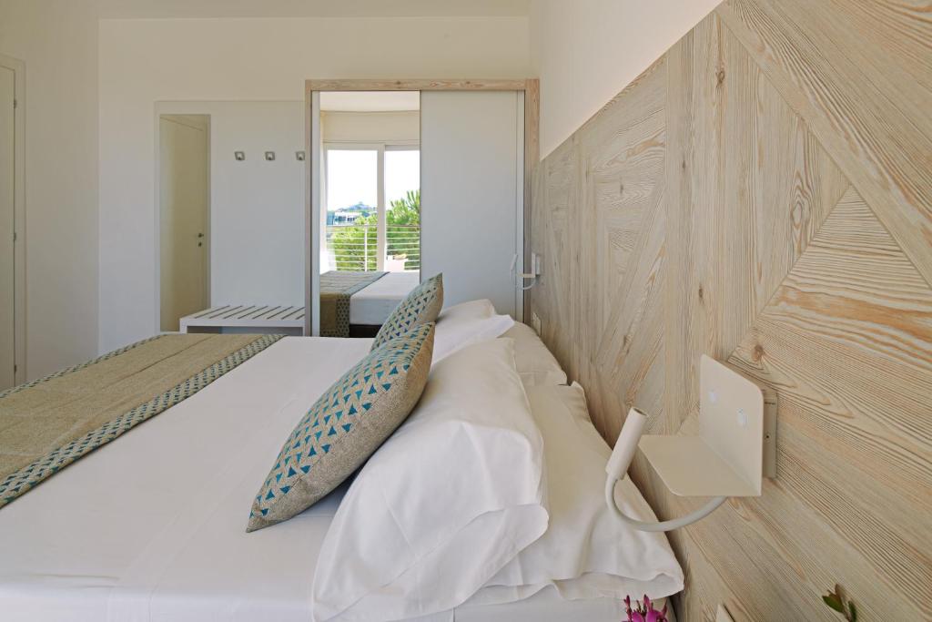 une chambre avec un lit et un grand miroir dans l'établissement Jesolopalace Hotel & Aparthotel, à Lido di Jesolo