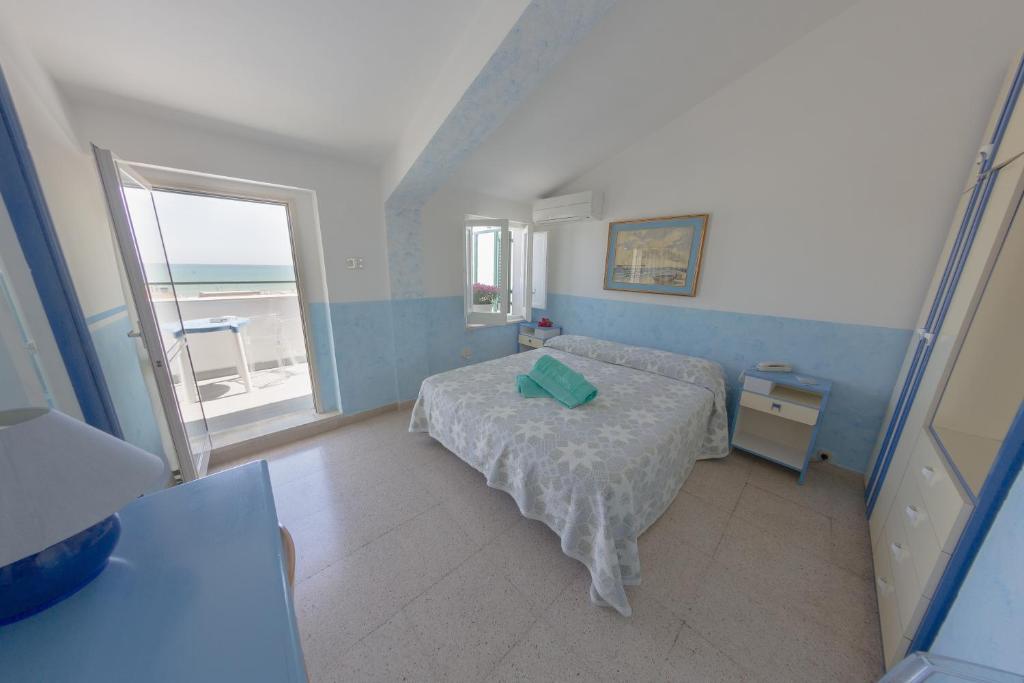une petite chambre avec un lit et une fenêtre dans l'établissement Hotel Venezia New, à Vasto 38 autres photos