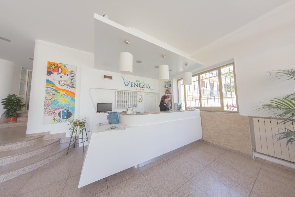 un hall avec un comptoir blanc dans un bâtiment dans l'établissement Hotel Venezia New, à Vasto