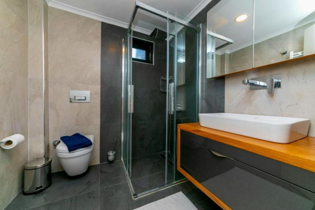House Sapphire 3