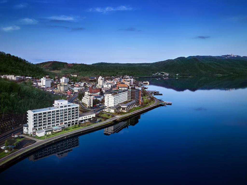 Vue aérienne d'une ville sur une masse d'eau dans l'établissement Toya-onsen Hotel Hanabi, à Lac Tōya